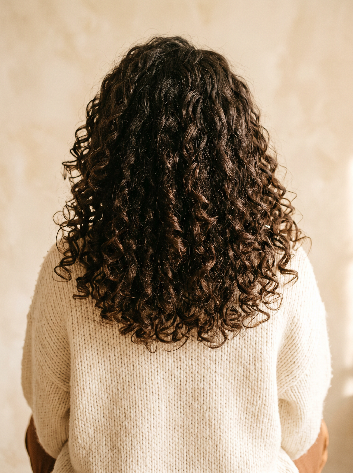 Rizos definidos y con brillo tras usar el activador de rizos Don Cabello