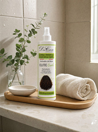 Activador de Rizos Líquido en spray Don Cabello sobre bandeja de madera en el baño